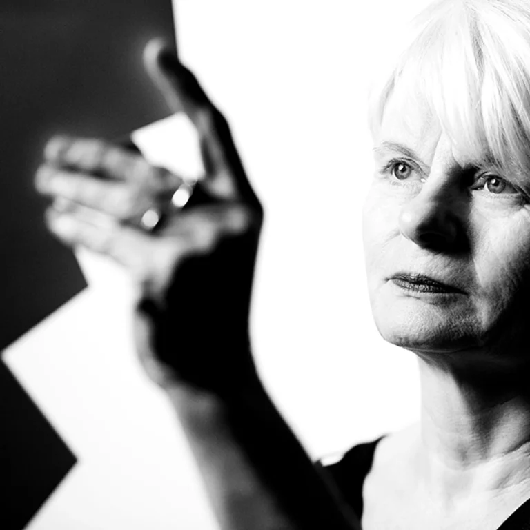portrait de l'artiste francoise luciani sculpture carton et papier chez artmourier.com